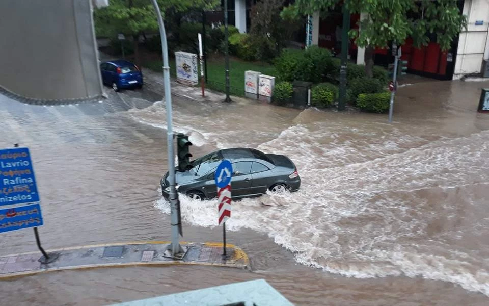 «Μείνετε σπίτια σας»! – Έκκληση της Γενικής Γραμματείας Πολιτικής Προστασίας! –  Ο καιρός «χτυπά» ανελέητα την Αττική – Δείτε βίντεο